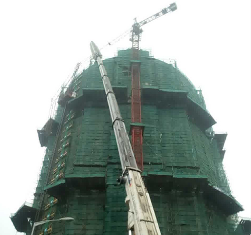 大连市吊车在工地上作业